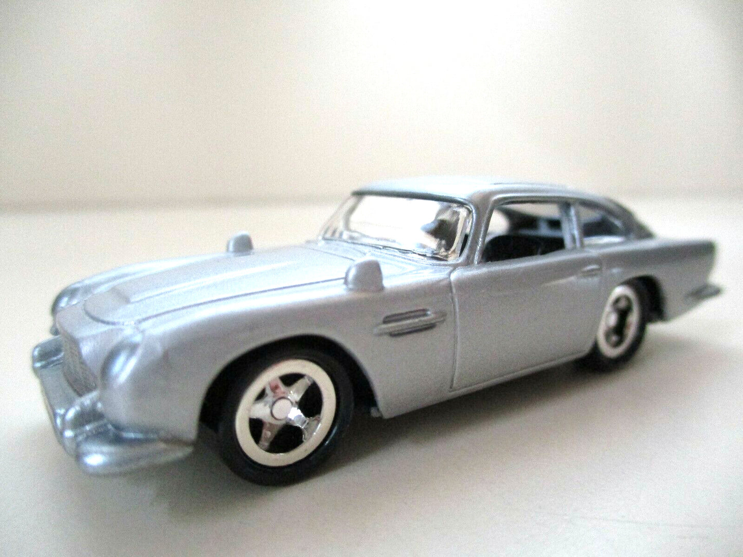 Thunderball James Bond Aston Martin 007 Johnny Lightning DB5 Die-Cast EE154